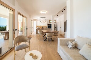 Un interior moderno con comedor, cocina y zona de estar.
