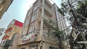 A multi-story building with a sign for 'Hotel Buranshi.'
