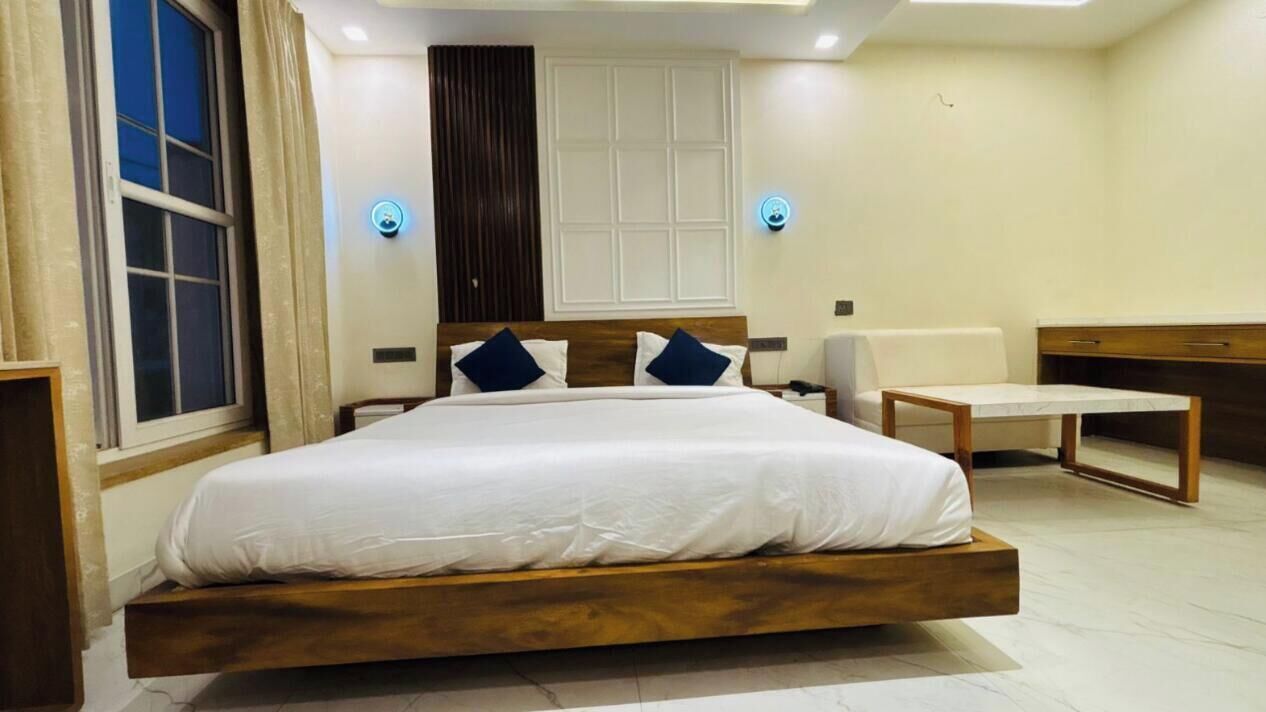 Un dormitorio moderno con una cama grande, mesitas de noche y un escritorio.