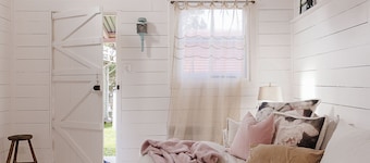 Rosy Summers - Nurturing pink shack in secluded Lettes Bay, Strahan