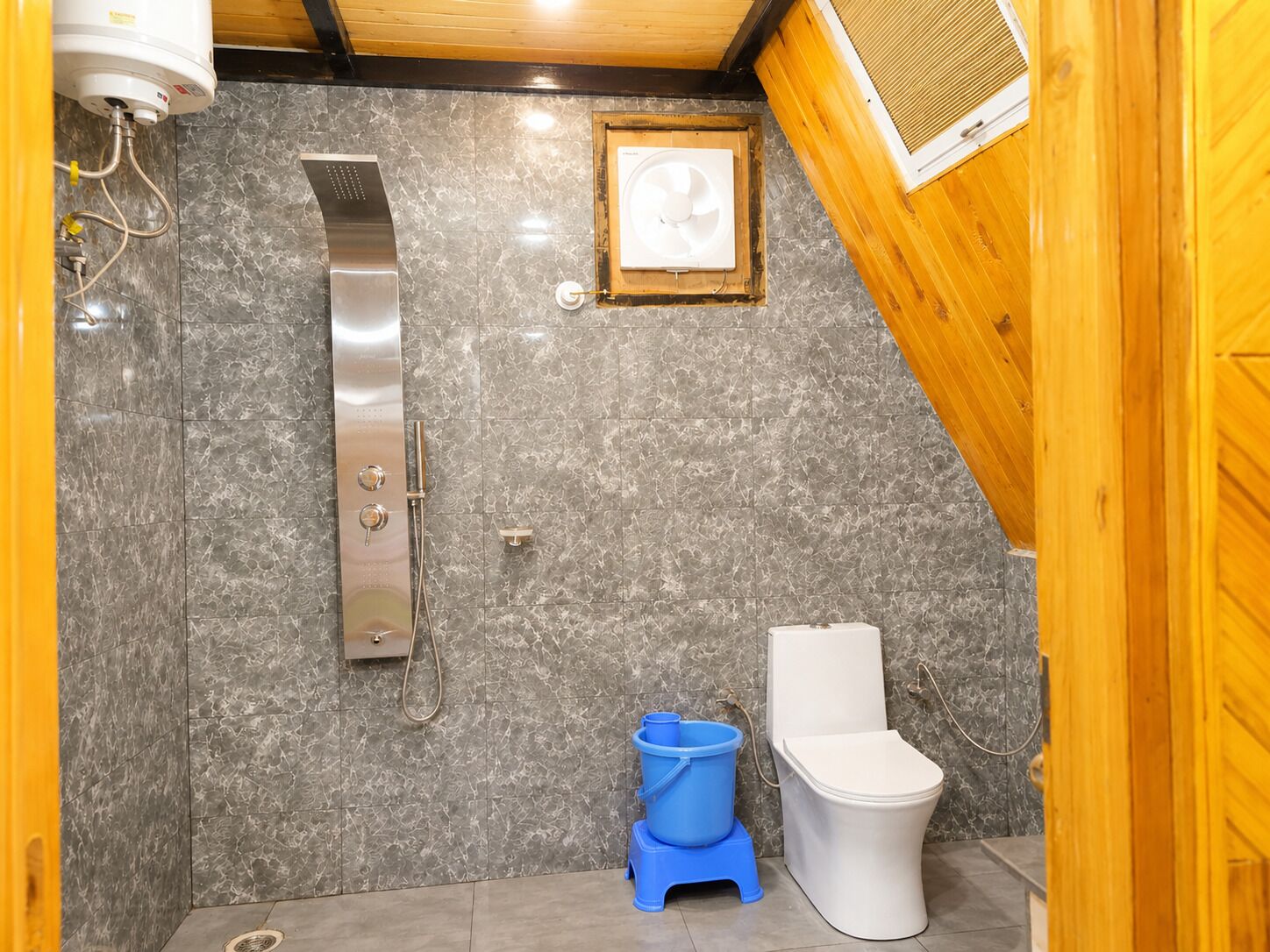 Habitación clásica | Baño | Regadera, toallas, jabón, shampoo 