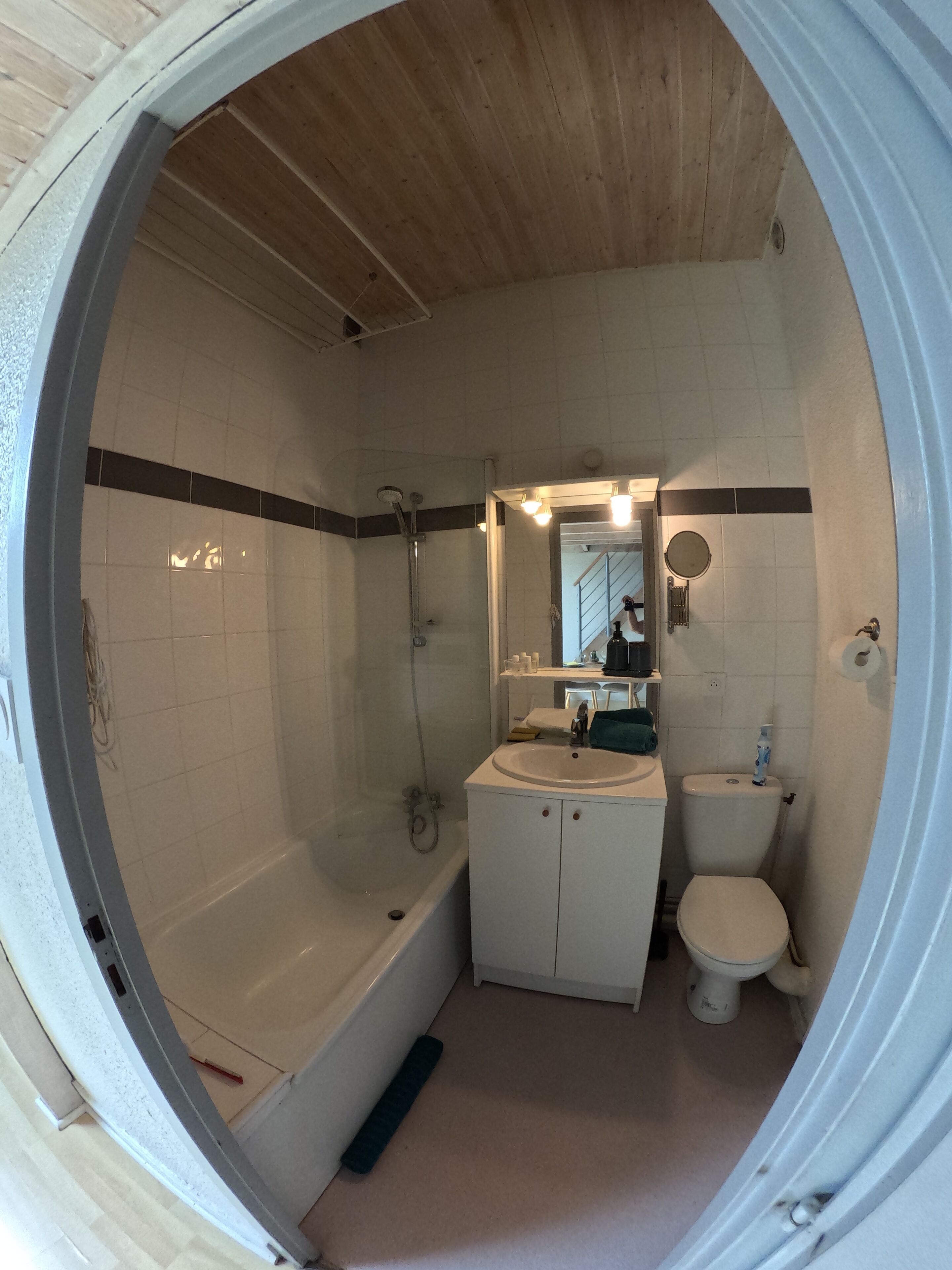 Une salle de bain avec une baignoire, un lavabo et des toilettes.