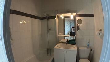 Une salle de bain avec une baignoire, un lavabo et des toilettes.