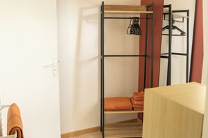 A bunk bed with a wooden frame and a metal ladder, a wooden desk, and a red wall. - Furnished room 10 minutes from the Pôle Européen du Cheval and the 24 Hours of Le Mans race track (Savigné-l'Évêque)