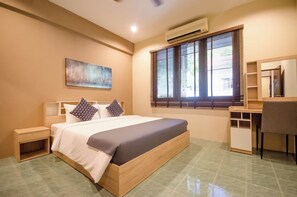 Una camera da letto con un letto, comodini, una scrivania e una sedia.
