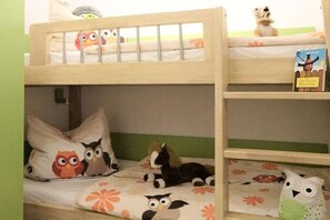 A bunk bed with two levels, each with a pillow featuring an owl design. - Holiday apartment with 2 bedrooms (Dierhagen)