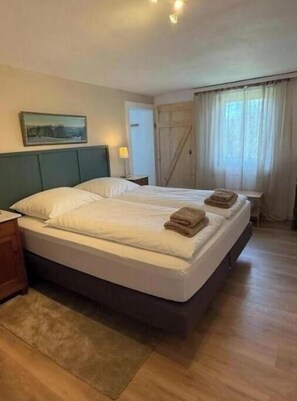 WiFi, bed sheets - B&B Heckerfeld: Room with a king-size bed and a view of the garden. (Burglahr)
