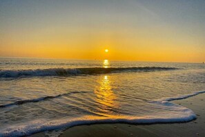 A beach scene with waves and a sunset. - Holiday home in Aagtekerke with Wi-Fi (Aagtekerke)