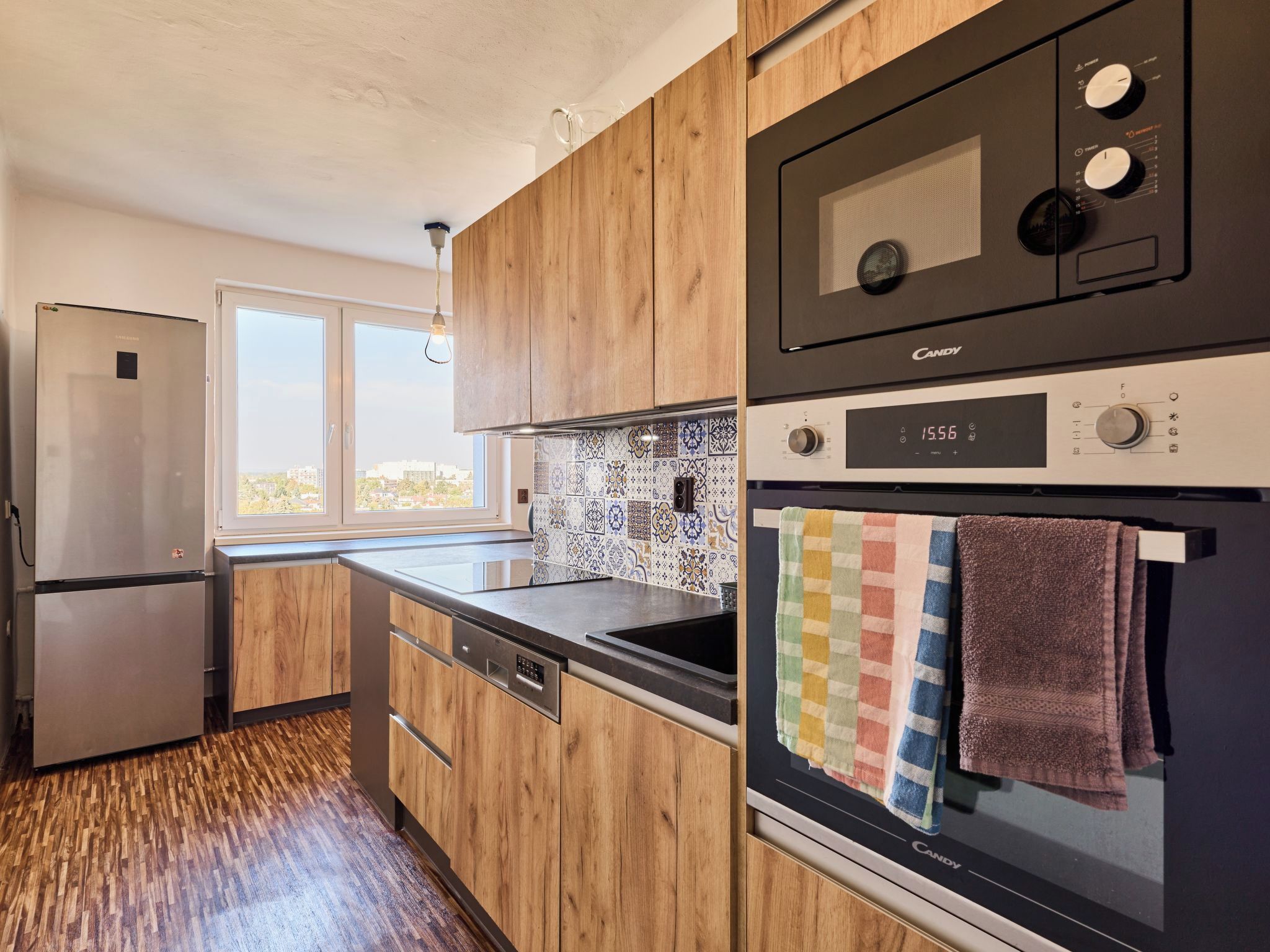 Una cocina moderna equipada con microondas, horno y refrigerador.