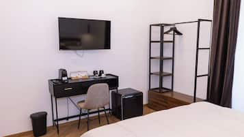 Deluxe Double Room, City View | Bar mini percuma, peti besi dalam bilik, meja
