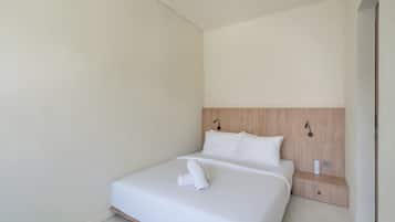 Caja de seguridad en la habitación y tabla de planchar con plancha