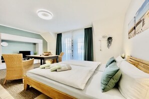 Een hotelkamer met een bed, bureau, stoel en televisie.