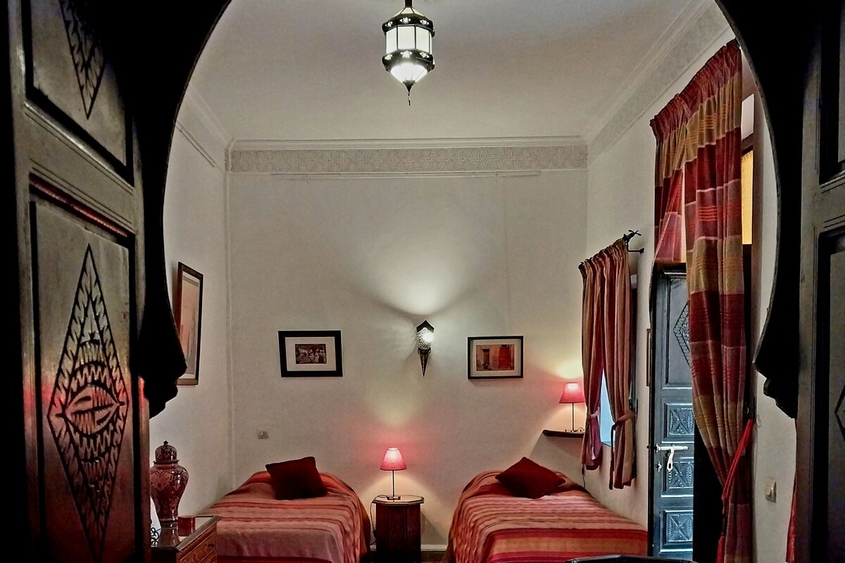 Family Triple Room, Non Smoking, Patio | Seterika/papan seterika, Wi-fi percuma 