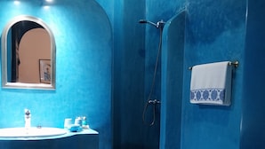 Standaard Twin kamer, terras, op tussenverdieping | Badkamer | Een haardroger, handdoeken, zeep, shampoo