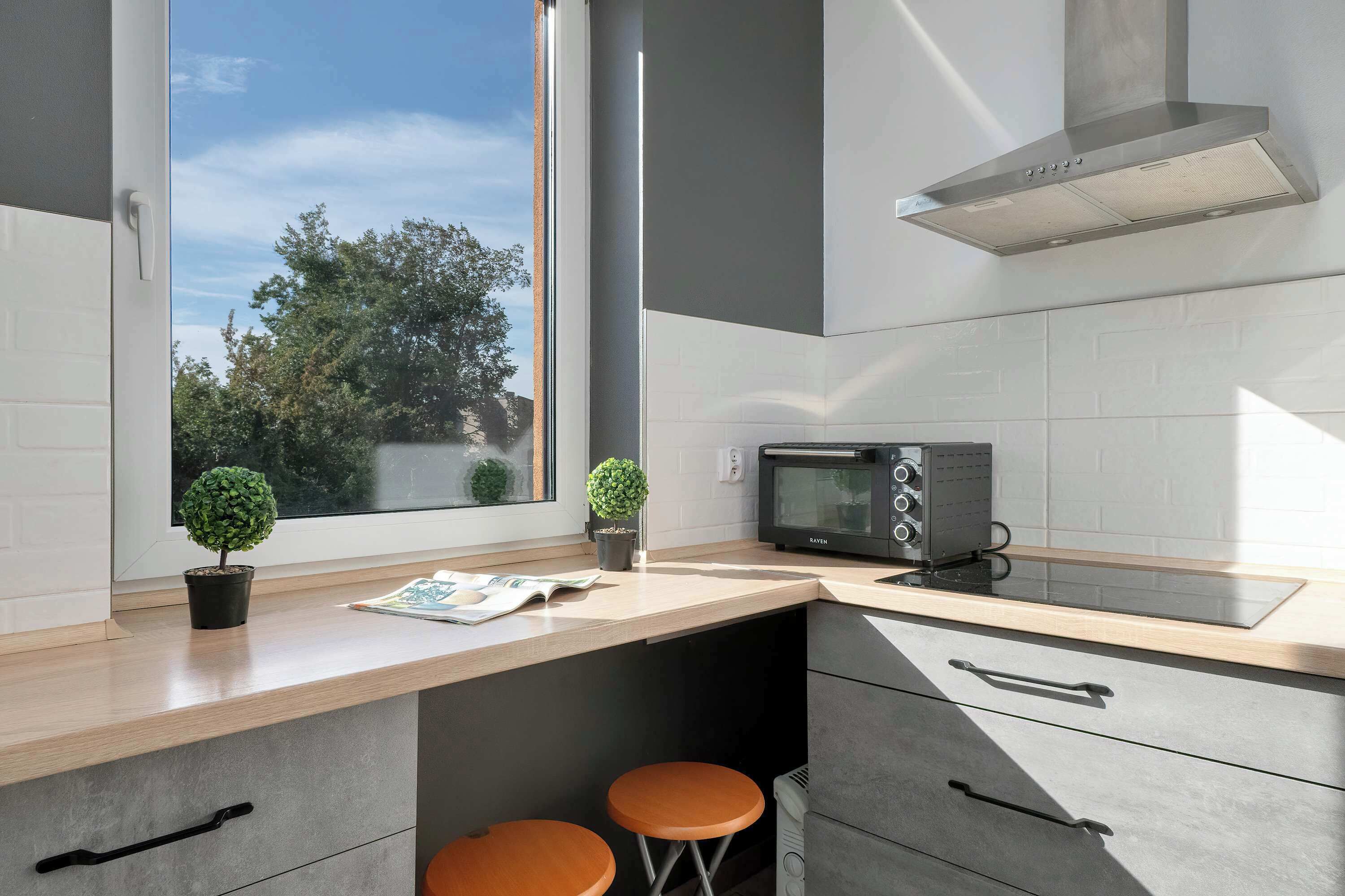 Refrigerador, horno, placa de cocina, tetera/pava eléctrica