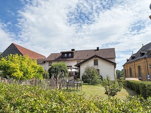 A residential area with houses, a fenced garden, and a clear sky. - Vacation home Albert by Interhome (Bad Staffelstein)
