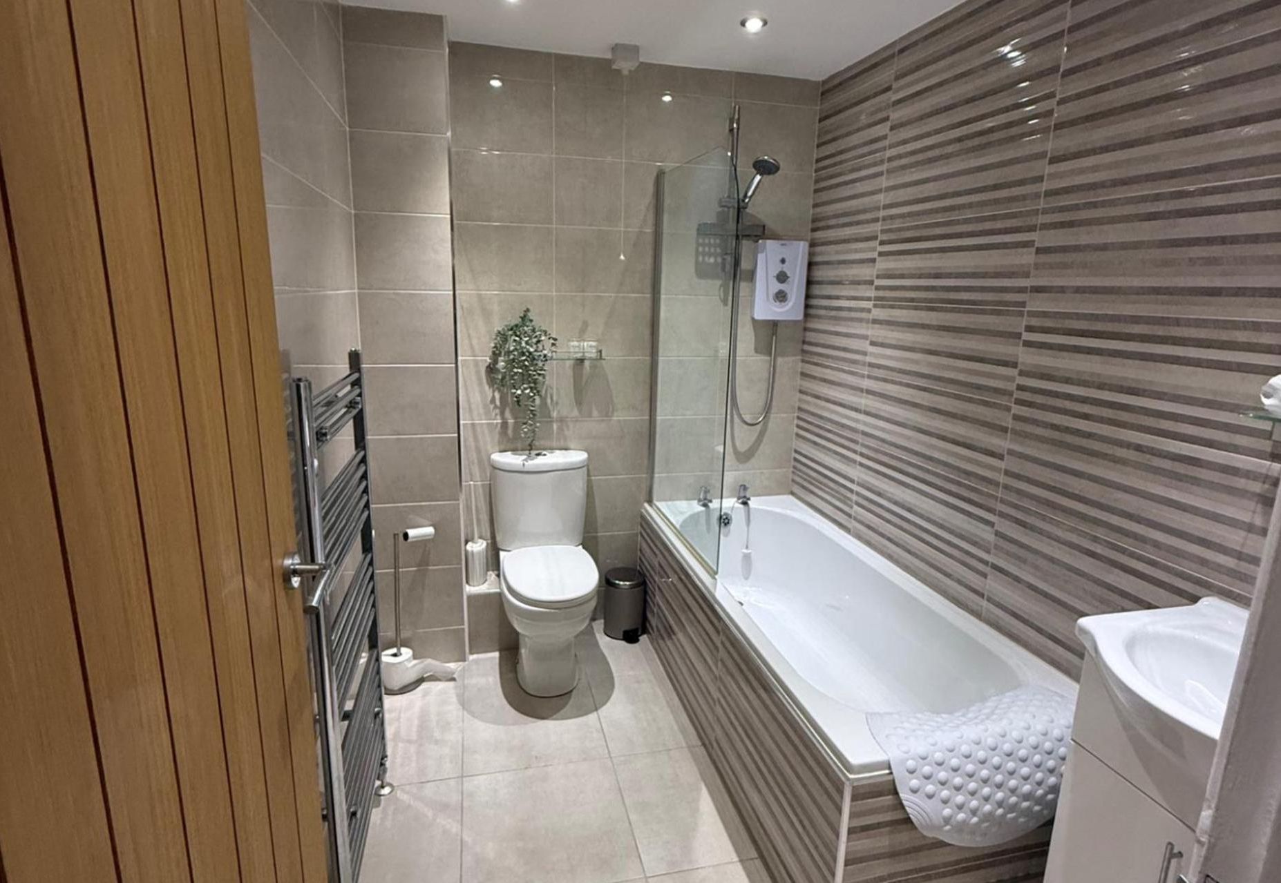 Combined shower/bathtub, deep-soaking bathtub, hair dryer, towels