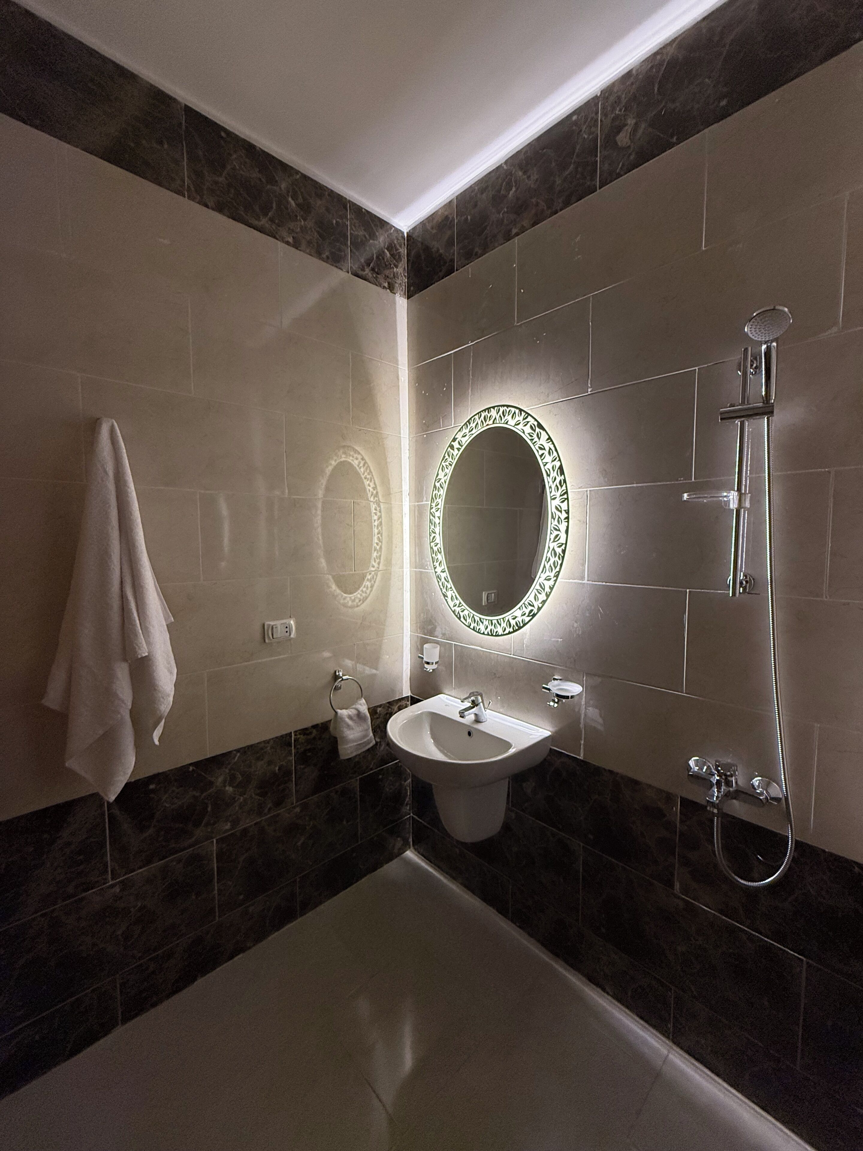 Un baño moderno con bañera, lavamanos y ducha.