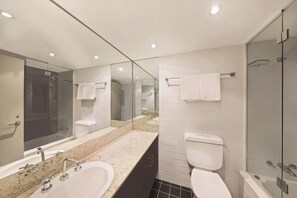 Bathroom - Sydney Marathon Stay | 2BR Deluxe – Sleeps 6 (Sydney)