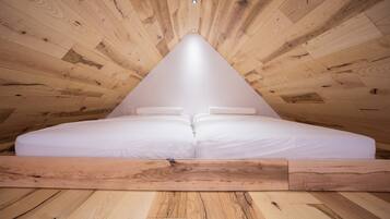 Eine dreieckige Decke mit Holzbalken und einer zentralen Lichtleuchte.