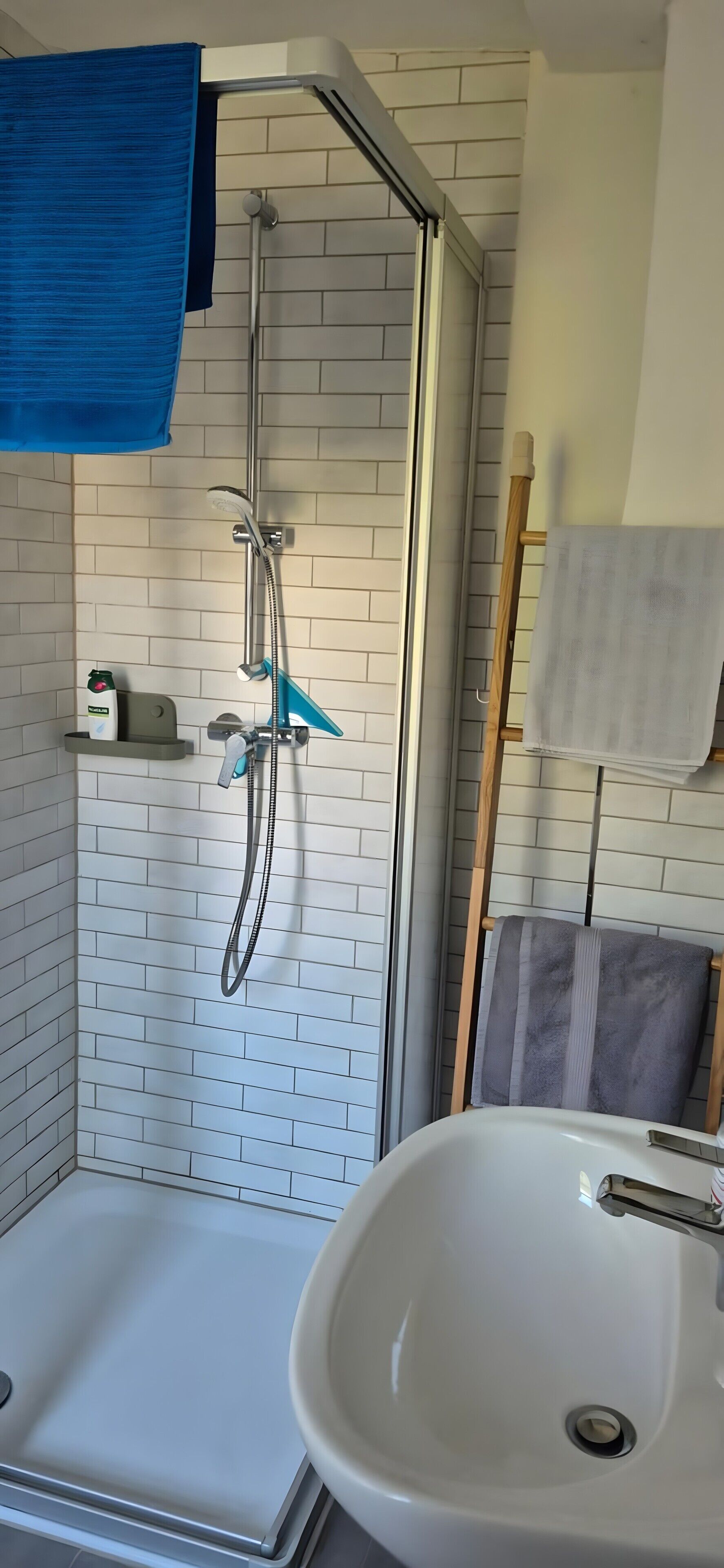 Douche, sèche-cheveux, serviettes fournies