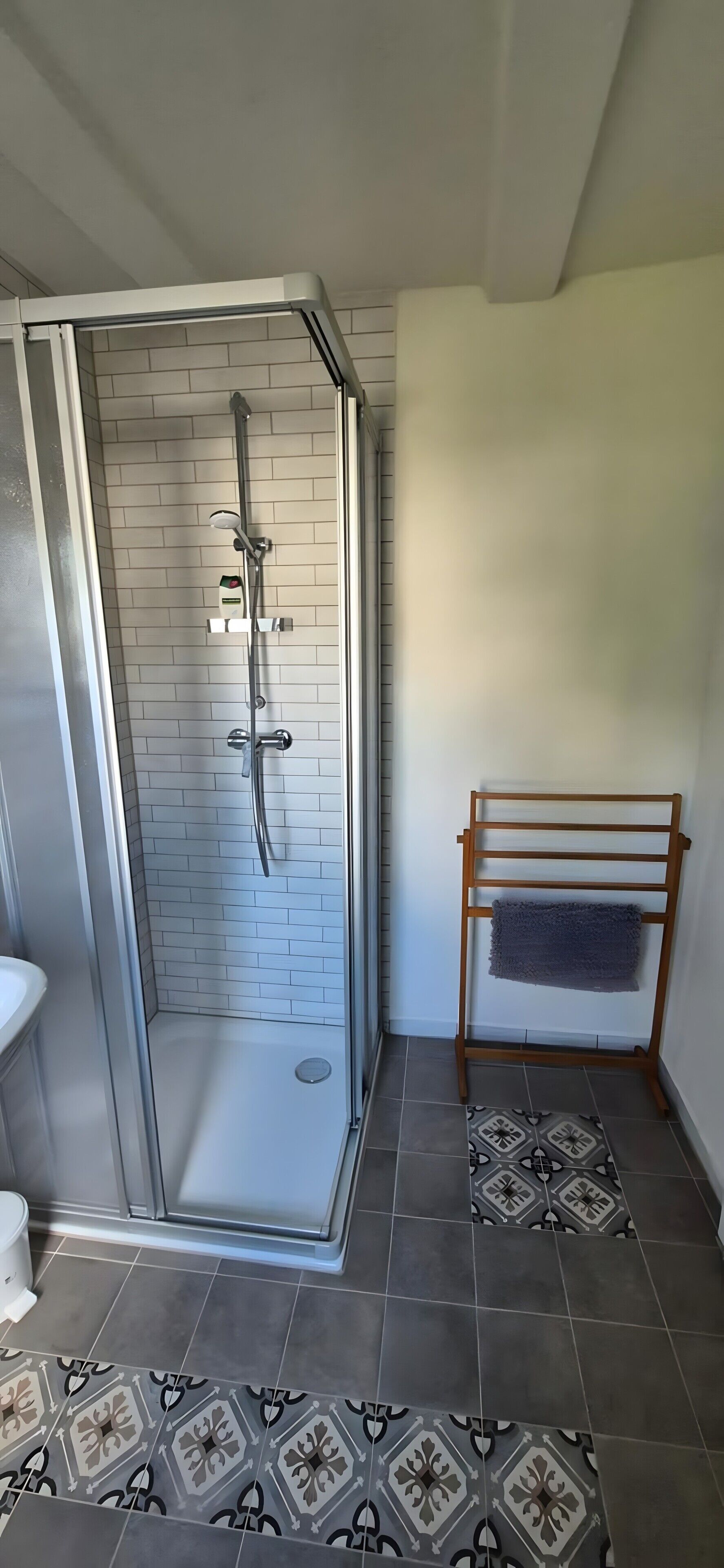 Douche, sèche-cheveux, serviettes fournies