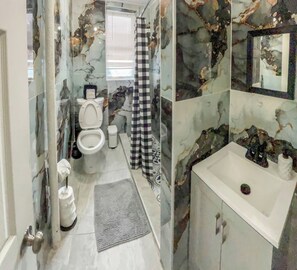 Un bany amb vàter, bidet i rentatge.