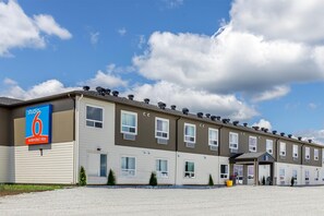 Een meerlaags hotel met een bord waarop 'Studio 6 Extended Stay' staat.