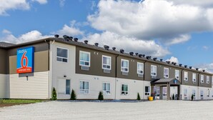 A multi-story hotel with a sign for 'Studio 6 Extended Stay.' - King Room with Kitchen | Free Parking | Quick 0.5-Mile Drive to Cedar Point (Hornepayne)
