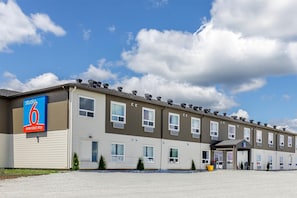 A multi-story hotel with a sign for 'Studio 6 Extended Stay.' - King Room with Kitchen | Free Parking | Quick 0.5-Mile Drive to Cedar Point (Hornepayne)