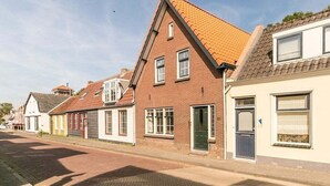 Una serie di edifici in stile europeo tradizionale, con facciate in mattoni e tetti a falde.