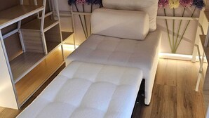 A bunk bed with a pull-out mattress and a ladder. - Vrbo Property (Uhldingen-Mühlhofen)