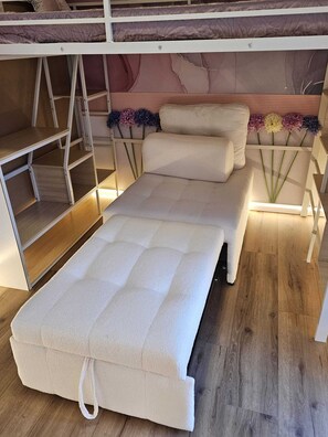 A bunk bed with a pull-out mattress and a ladder. - Vrbo Property (Uhldingen-Mühlhofen)