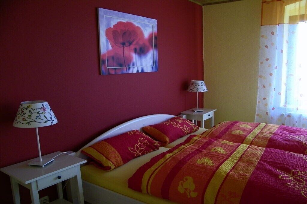 WiFi (free), bed sheets