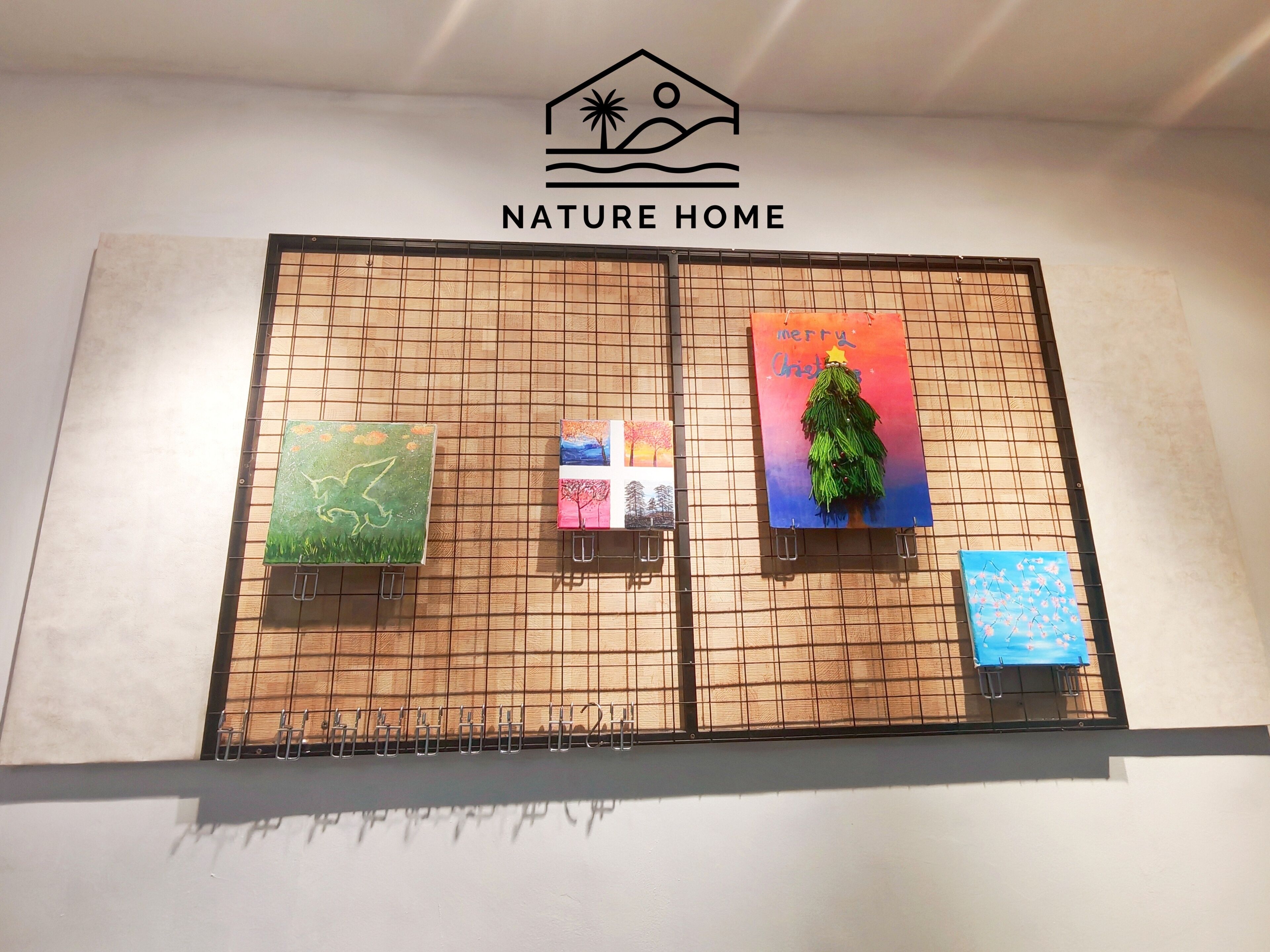 Una pared con un diseño de cuadrícula y un logotipo que dice 'NATURE HOME'.