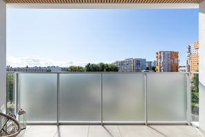 Un balcón con vistas a edificios de la ciudad.