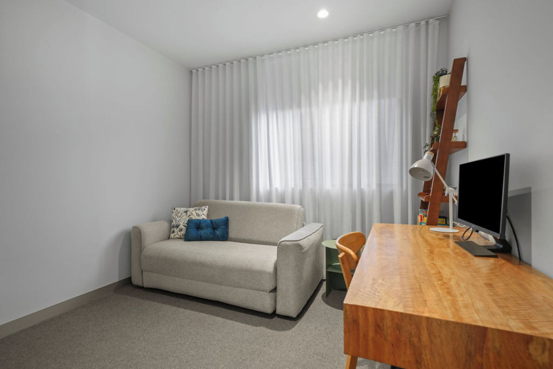 Ein modernes Wohnzimmer mit einer Couch, einem Holztisch und einem Fernseher.