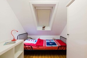 A small, single-bed room with a sloped ceiling and a skylight. - Holiday apartment with 2 bedrooms (Krummhörn - Greetsiel)