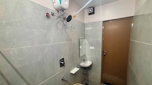Un bagno con il water, lavandino e doccia.