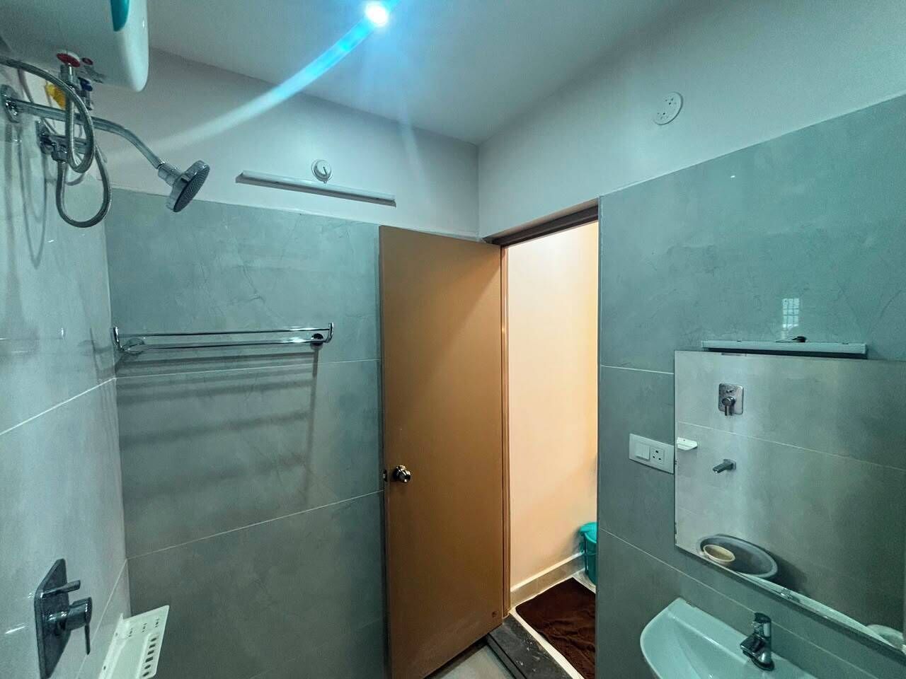 Ein Badezimmer mit Dusche, Toilette und Waschbecken.