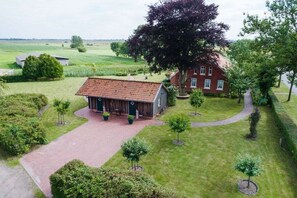 A rural property with a large barn, a red-roofed building, and a well-maintained lawn with young trees. - Holiday home with 2 bedrooms (Forlitz-Blaukirchen)