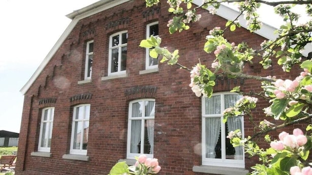 Un bâtiment en briques doté de nombreuses fenêtres et d’une enseigne bien visible.
