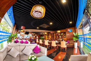 Un interior moderno con un sofá, sillas y una zona de comedor.