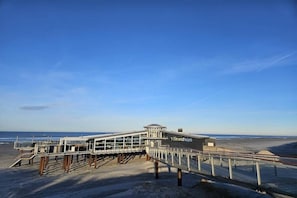 A beachside pier structure with a viewing platform and a building labeled 'Strandhuyys.' - Amelander Paradijs 39 (KA Buren)