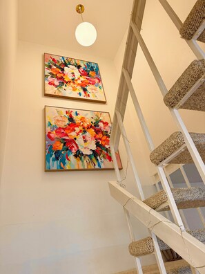 Un escalier doté d’une rampe et d’un luminaire fixé au mur.