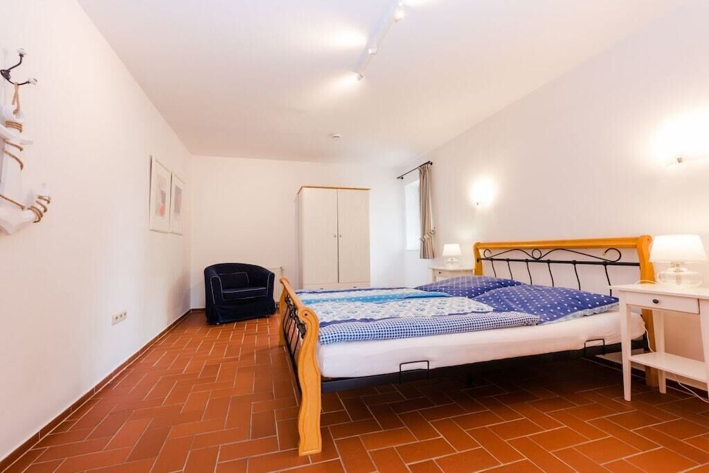Una camera da letto con un letto, una scrivania, una sedia e un armadio.