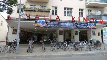 En bygning med et skilt, der siger 'HALIA KINO', og flere cykler parkeret foran.