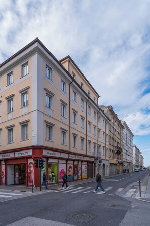 Un edificio de varios pisos con una tienda que dice 'Prenatal'.