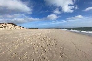 A beach with footprints in the sand and a clear sky. - Holiday apartment with 2 bedrooms (Hörnum)