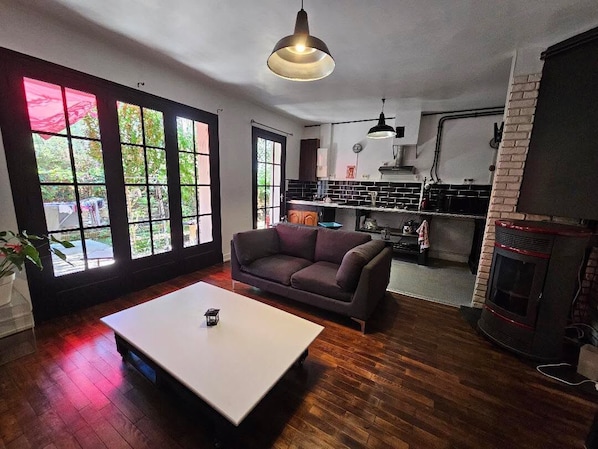 Un salon moderne avec un canapé, une table basse et une cheminée.